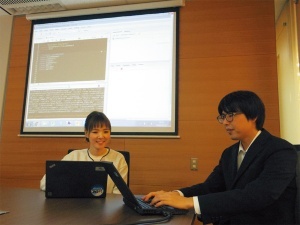 <b>テンプHDでHRテックを推進する山崎涼子・人事情報室長(左)と小川翔平氏</b>