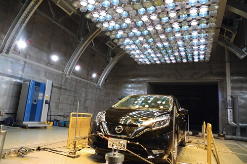 栃木県佐野市の実験研究センター内の風洞実験施設では、EV向けの新型空調の開発が進められている(写真=今井 雅文)