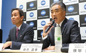 インヴィクロの買収を発表する藤井常務(右)と山名社長(写真=北山 宏一)
