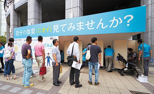 大阪の街頭で行ったアンケート調査には、BICの所属ではない社員も参加した