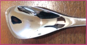 カレー専用スプーン「サクー」のものをすくう部分は、先端がヘラ状で非対称になっている