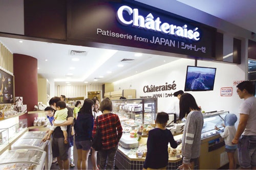 シンガポールの店舗は、週末の夕方になると、家族連れが大勢訪れ、ケーキやアイスが売れる(写真=原 隆夫)