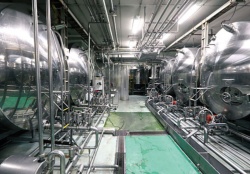原材料は主に契約農場から仕入れ、山梨県の自社工場で加工する