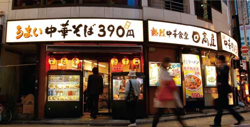 <b>東京・西新宿にある「日高屋」には、食事時でなくても来店する顧客が絶えない</b>（写真＝竹井 俊晴）