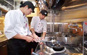 <b>店内調理の「鍋ふり」は、教育を徹底してレベルを維持</b>