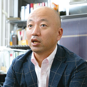 奇抜なアイデアを形にし、閉鎖的な電力業界を変えようとしている大石英司社長(写真=的野 弘路)