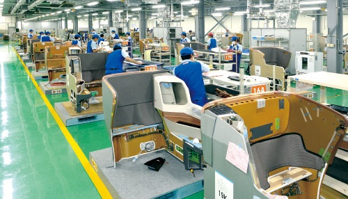 シート市場開拓の拠点が稼働<br/>●宮崎ジャムコの生産現場