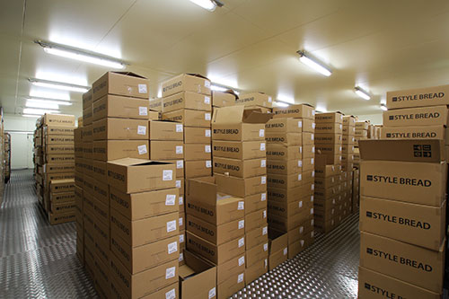 出荷前の商品冷凍倉庫。約1週間で在庫が回転する