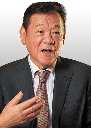 1948年生まれ。74年に松田食品(現おやつカンパニー)に入社し、89年に創業2代目社長に就任。(写真=菅野 勝男)