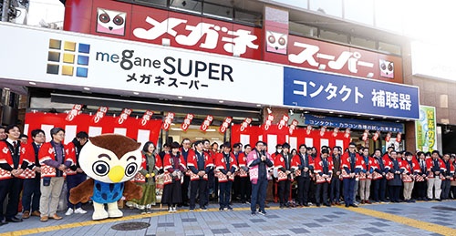 新宿中央東口店、初売り前の「出陣式」の様子。中央のピンクの法被姿が星﨑氏(写真=竹井 俊晴)