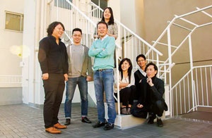 <b>連続起業家として知られる木村代表（写真中央）。個人間電子決済を日本に定着させようとしている</b>