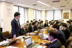 <b>営業の「売り方マネジメント会議」</b>(写真=陶山 勉)
