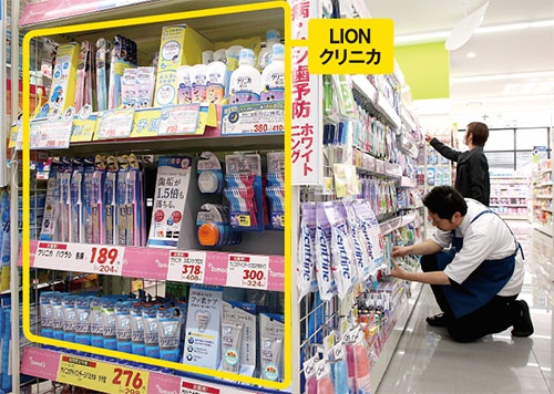 <b>「予防歯科」というコンセプトを軸にブランド展開する「クリニカ」。写真はドラッグストア「トモズ」の店内</b>(写真=陶山 勉)