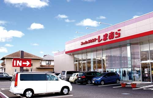 <b>しまむらは郊外のロードサイドを中心に出店、1000平方メートル程度の広さの店舗を構える</b>(写真=竹井 俊晴)