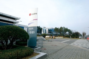 ダブル・スコープの韓国工場は、LG化学のリチウムイオン電池工場の隣に位置する