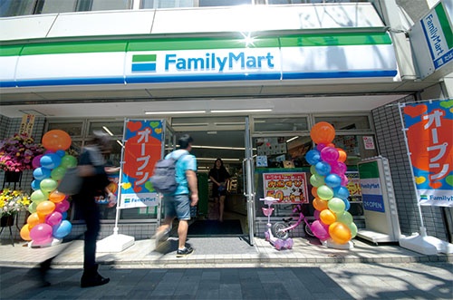 4月19日、サンクスから看板を替えて新装オープンしたファミリーマート西早稲田店(写真=藤村 広平)