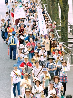 昨年8月の「渋谷ズンチャカ!」の様子。おのおの楽器を持った300人が渋谷の街を練り歩いた