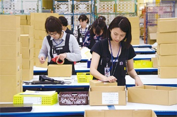 商品の梱包作業。現場の従業員からのさまざまな改善提案を取り入れ、作業効率を高めている