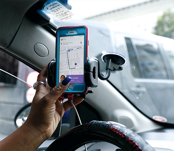 6月には米配車サービス大手のウーバーやリフトと提携、商品の自宅配送サービスをテストすると発表した(写真=ロイター/アフロ)
