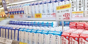 「明治おいしい牛乳」は収益向上策に着手(東京都小金井市のイトーヨーカドー武蔵小金井店)