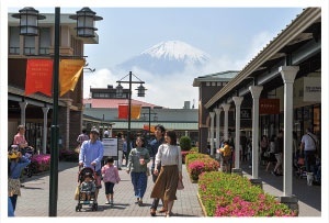 富士川を望む御殿場アウトレット施設(写真=清水 真帆呂)