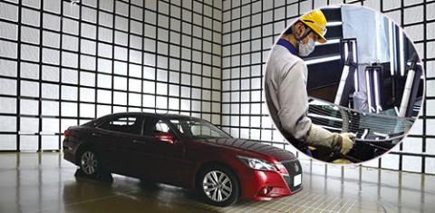 次世代車向けの主力商品となるガラスアンテナ。受信感度を評価する電波暗室に長年のノウハウが詰め込まれている。今回、報道機関に初めて公表した。(写真=早川 俊昭)