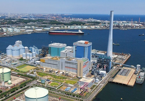 <b>大都市圏に立つ磯子火力発電所（横浜市）。汚染物質の排出を抑え、世界最高水準の効率で運営する</b>