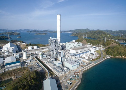 <b>新方式の石炭火力発電を試験する大崎クールジェン（広島県）。CO<sub>2</sub>を分離回収する実験も計画する</b>