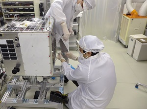 自社のクリーンブースで衛星を開発した(写真:アクセルスペース提供)