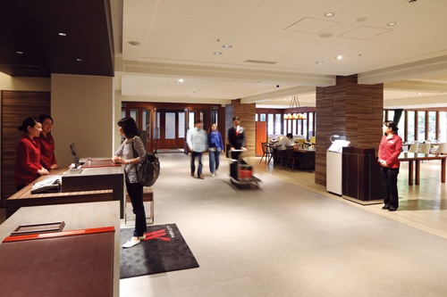 外国人も多く、高稼働率の軽井沢マリオットホテル。転換前のラフォーレ倶楽部時代の開放的な雰囲気はそのまま残した(写真=村田 和聡)