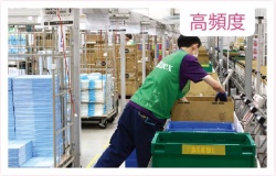 <b>在庫棚を奥行き10m程度に抑えることで、スタッフが歩く距離をできるだけ少なくしている</b>(写真=北山 宏一)