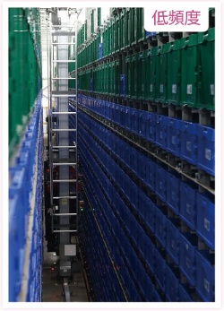<b>高さ最大5.5m、奥行きが約60mある在庫棚をクレーンが行き来する。注文頻度が低いため、クレーンの移動時間も無駄にならない</b>(写真=北山 宏一)
