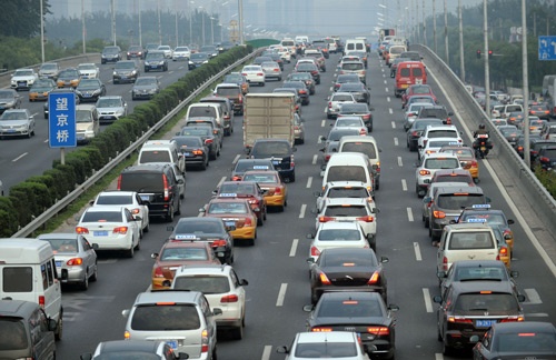 北京市民にとってはひどい交通渋滞も悩みの1つ(写真=Imaginechina/アフロ)