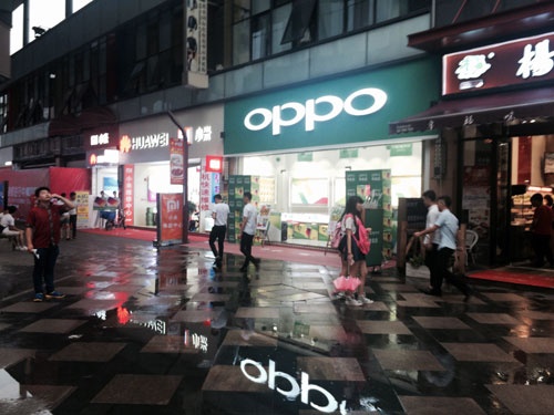 OPPOは実店舗での販売が中心