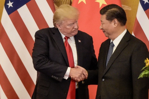 2017年11月、北京で握手を交わすトランプ大統領と習近平国家主席(写真=AFP/アフロ)