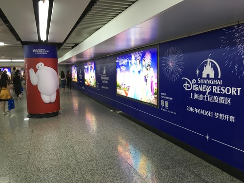 地下鉄の駅構内も上海ディズニーランドの広告が