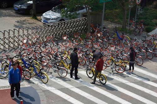 中国ではシェア自転車が一気に普及したため、自転車が道路に溢れるなどの社会問題も引き起こしている(写真:町川 秀人)