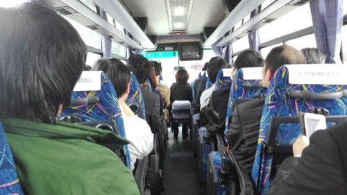 堺駅からSDP まで観光バスで護送される報道陣