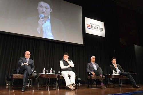 「起業成功の秘訣はまず行動」と話す福山太郎エニーパークCEO(向かって右端)