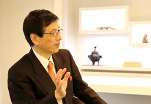 稲坂良弘(いなさか・よしひろ)<br/>香文化の専門家。1941年東京生まれ。早稲田大学卒。文学座付属演劇研究所を経て、劇作家・脚本家に。1982年にNY国連本部で香道の実演披露を手掛けたことをきっかけに、日本の香文化発信に携わり、香の伝道師と呼ばれる。1573年から続く「香十」の特別顧問も務めている。著書に『香と日本人』(KADOKAWA)がある。(photo by nanaco)