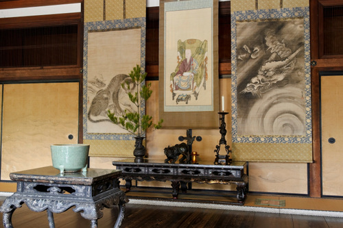 禅宗「建仁寺」の室内飾り。中央には「茶祖」栄西の頂像<br />（写真提供：建仁寺）