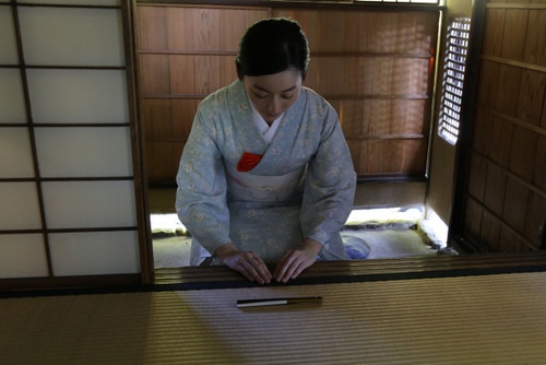 戸口に座り、扇子を膝前に置き、お辞儀して茶室に入る<br /> (photo by nanaco、以下同)