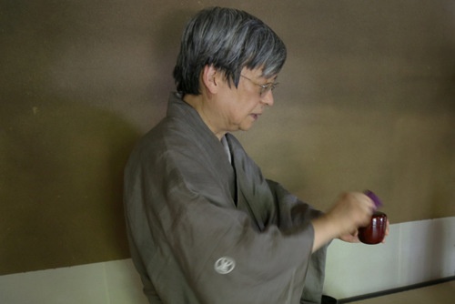 茶器の「棗(なつめ)」が服紗で清められる