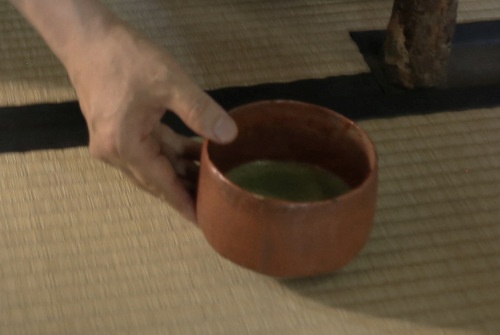 茶碗が両手から右手に移されて差し出される
