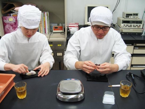 漆の皿、黒文字(和菓子用のようじ)を使い、15時頃に試食する。(写真提供:虎屋)