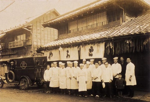 1925年(大正14年)正月の店頭風景。(写真提供:虎屋)