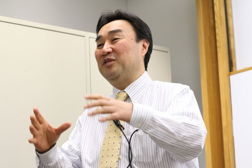 <b>熊谷昭彦(くまがい・あきひこ)氏</b><br/>1979年米カリフォルニア大学ロサンゼルス校経済学部卒業。三井物産を経て1984年にゼネラル・エレクトリック(GE)に入社。日本ジーイープラスチックス代表取締役社長、GE東芝シリコーン代表取締役社長兼CEO、GEコンシューマー・ファイナンス代表取締役社長兼CEOを歴任。GEのコーポレート・オフィサー(本社役員)にも就任する。2007年GE横河メディカルシステム(現GEヘルスケア・ジャパン)代表取締役社長兼CEOに。2009年 GEヘルスケア・アジアパシフィックプレジデント兼CEOを兼任。2011年 6月GEヘルスケア・ジャパン代表取締役会長に就任。2013年12月より現職。(写真:陶山勉、以下同)