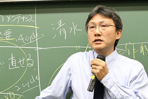 <b>岡田正大(おかだ・まさひろ)氏</b> <br />1985年早稲田大学政治経済学部政治学科を卒業し、本田技研工業入社。慶応義塾大学大学院で経営学修士(MBA)を取得。米アーサー・D・リトルの日本法人を経て、米ミューズ・アソシエイツ社フェロー。米オハイオ州立大学大学院でPh.D.(経営学)を取得。慶応義塾大学大学院経営管理研究科准教授を経て2013年10月に教授に就任。専門は経営戦略論。「包括的(BOP)ビジネス戦略研究フォーラム」を主宰。慶応ビジネス・スクールExecutive MBA課程ディレクター。 (写真=陶山勉、以下同)