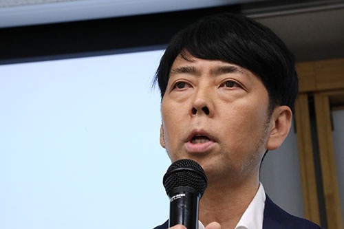 <span class="fontBold">佐藤可士和(さとう・かしわ)</span><br /> クリエーティブディレクター。慶応義塾大学特別招聘教授、多摩美術大学客員教授。 1965年生まれ。多摩美術大学グラフィックデザイン科卒。博報堂を経て「SAMURAI」設立。主な仕事に国立新美術館のシンボルマークデザイン、ユニクロ、楽天グループ、セブン-イレブン・ジャパン、今治タオルのブランドクリエーティブディレクション、「カップヌードルミュージアム」「ふじようちえん」のトータルプロデュースなど。毎日デザイン賞、東京ADCグランプリ他多数受賞。『佐藤可士和の超整理術』『佐藤可士和の打ち合わせ』など著書多数。(写真・陶山勉、以下同)