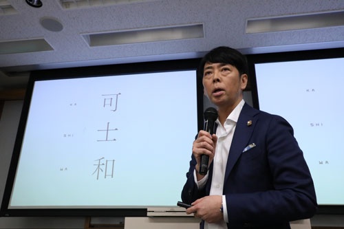 <span class="fontBold">佐藤可士和(さとう・かしわ)</span><br />クリエーティブディレクター。慶応義塾大学特別招聘教授、多摩美術大学客員教授。1965年生まれ。多摩美術大学グラフィックデザイン科卒。博報堂を経て「SAMURAI」設立。主な仕事に国立新美術館のシンボルマークデザイン、ユニクロ、楽天グループ、セブン-イレブン・ジャパン、今治タオルのブランドクリエーティブディレクション、「カップヌードルミュージアム」「ふじようちえん」のトータルプロデュースなど。毎日デザイン賞、東京ADCグランプリ他多数受賞。『佐藤可士和の超整理術』『佐藤可士和の打ち合わせ』など著書多数。(写真・陶山勉、以下同)